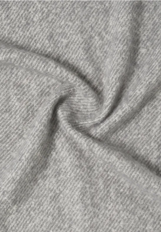 Kuscheliger Strickschal mit Fransen