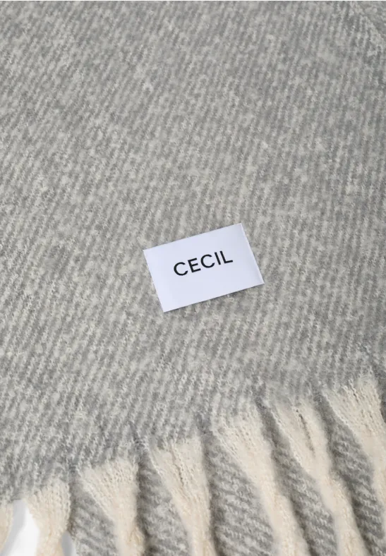 Kuscheliger Strickschal mit Fransen
