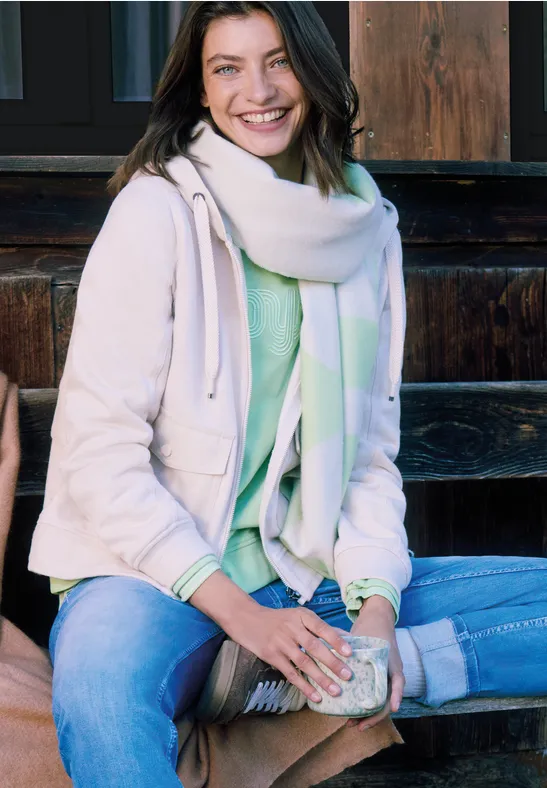 Oversize-Strickschal mit geometrischem Muster und Fransen