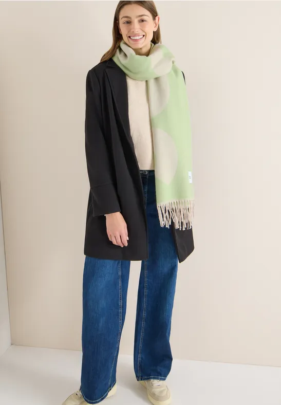 Oversize-Strickschal mit geometrischem Muster und Fransen