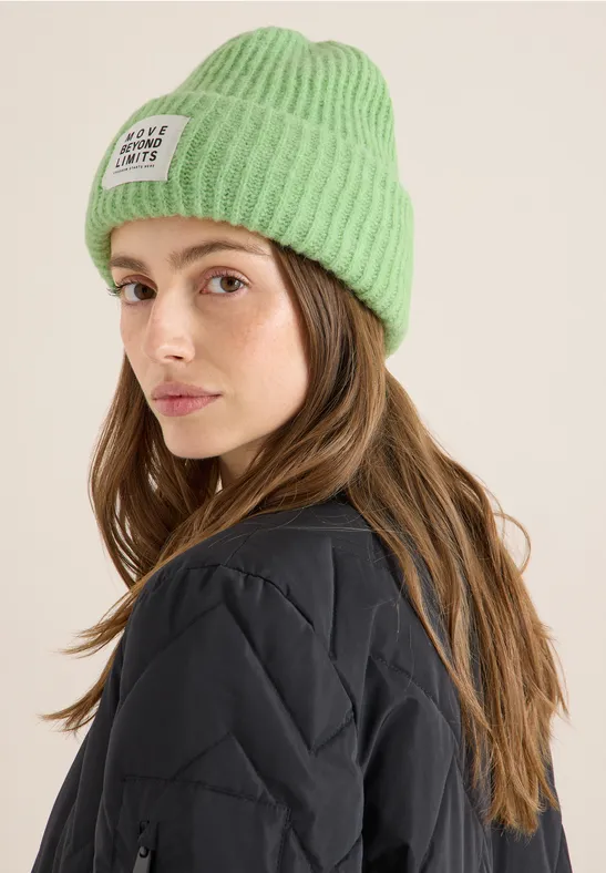 Weiche Rippstrick-Beanie mit Patch