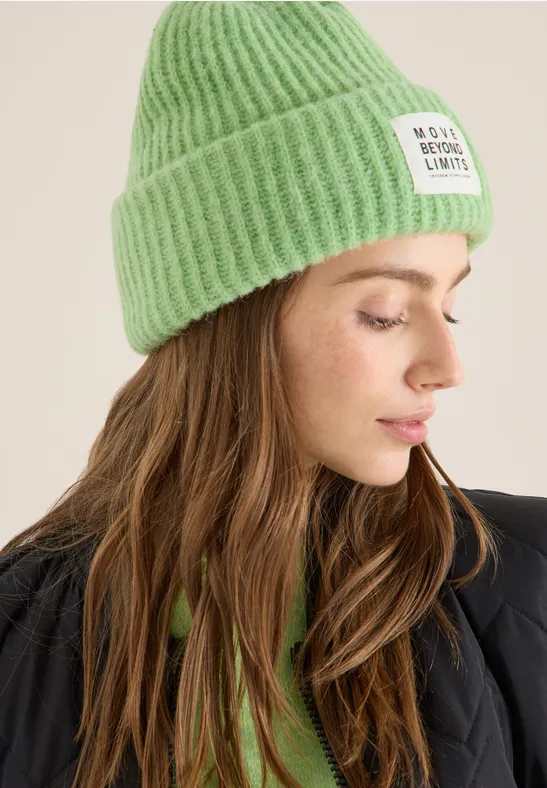 Weiche Rippstrick-Beanie mit Patch