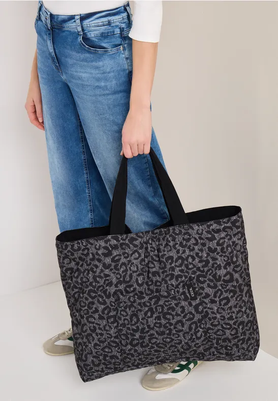 Wendbarer Shopper mit gestepptem Leomuster