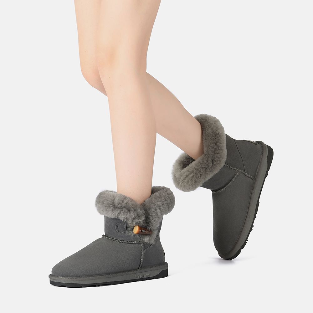Mini-Stiefel mit Schafsfell und Hornknebel