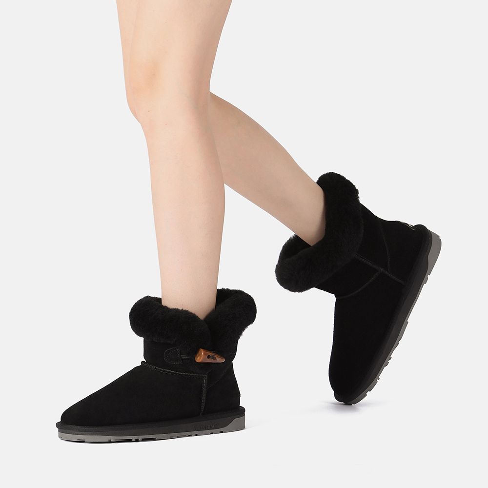 Mini-Stiefel mit Schafsfell und Hornknebel
