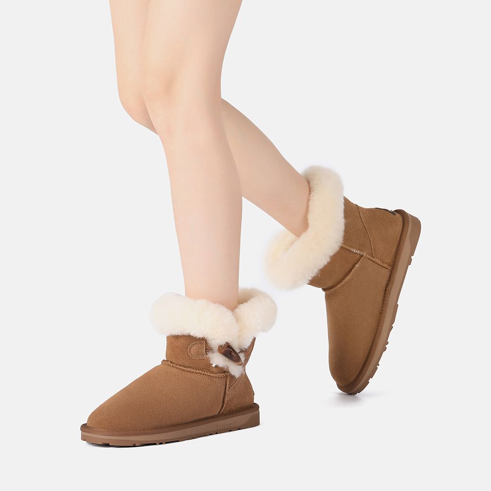 Mini-Stiefel mit Schafsfell und Hornknebel