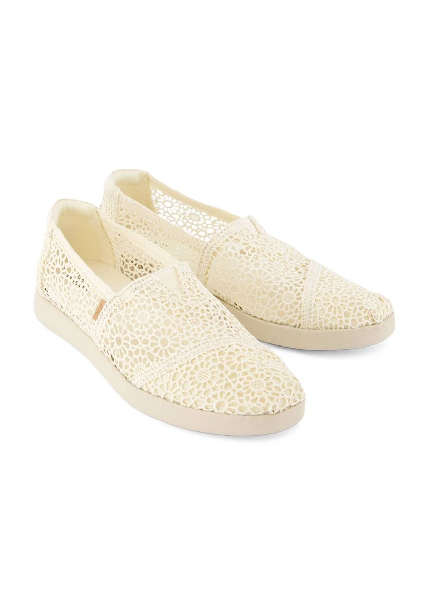 Slipper mit floralem Häkelmuster