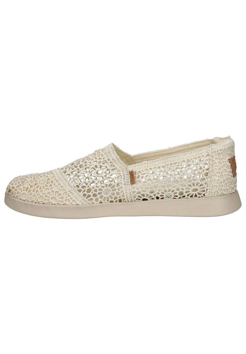 Slipper mit floralem Häkelmuster