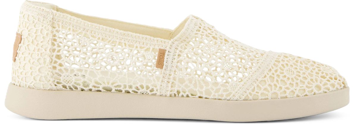 Slipper mit floralem Häkelmuster
