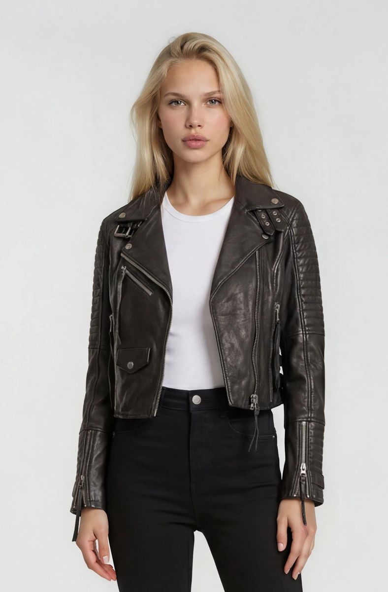 Kurz geschnittene Lederjacke im Biker-Stil