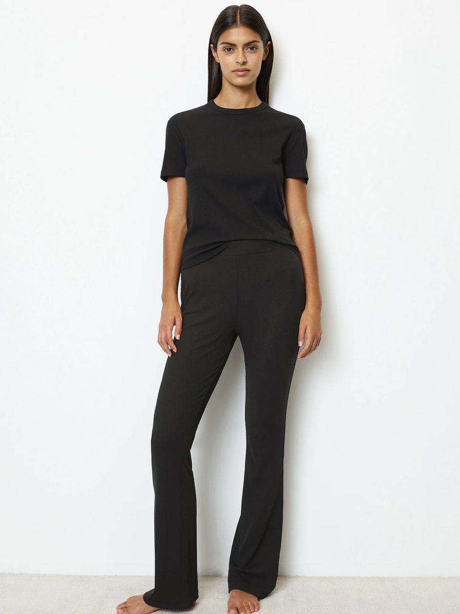 Minimalistische Loungewear-Hose mit Schlag