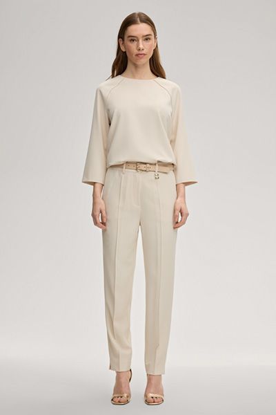 Taillierte Chino-Hose mit Logo-Anhänger