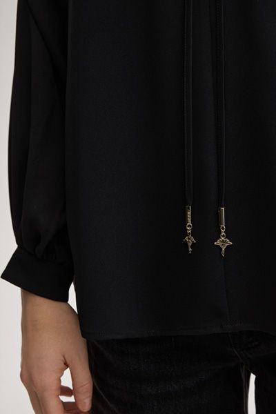 Fließende Bluse mit Bindeband