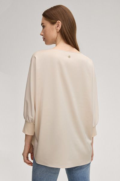 Elegante Satinbluse mit U-Boot-Ausschnitt