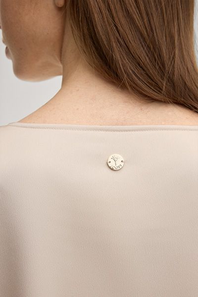 Elegante Satinbluse mit U-Boot-Ausschnitt