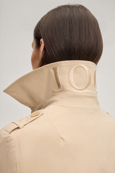 Klassischer doppelreihiger Trenchcoat mit Gürtel