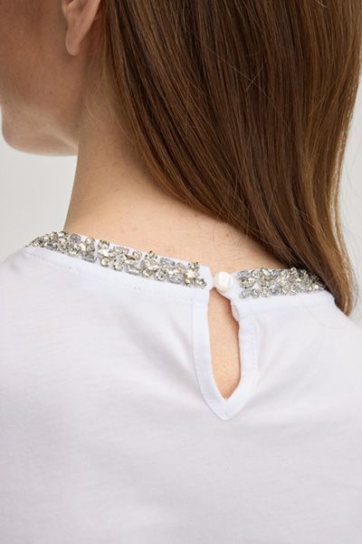 Baumwoll-T-Shirt mit Strass-Ausschnitt