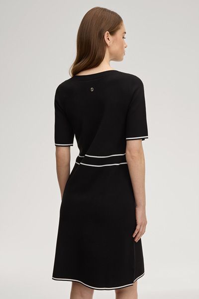Elegantes Strickkleid mit U-Boot-Ausschnitt