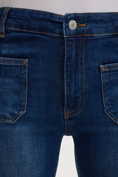 High-Waist Bootcut-Jeans mit aufgesetzten Taschen