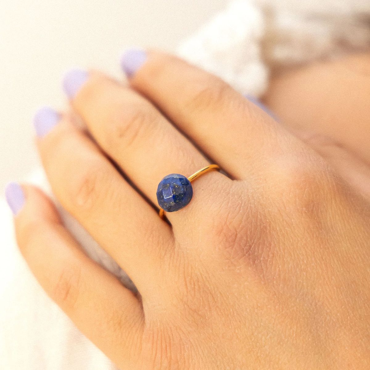 Ring mit facettiertem Lapislazuli