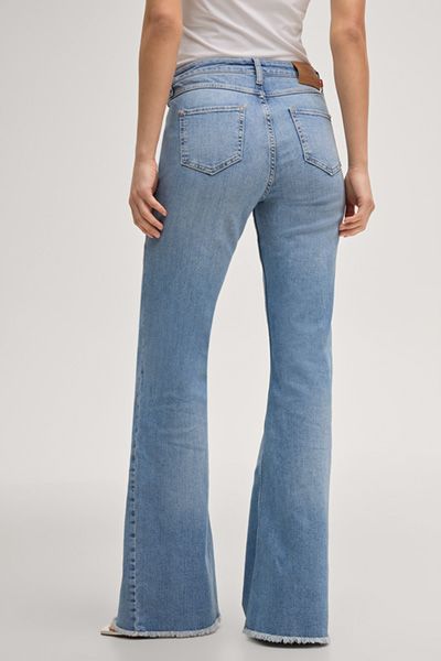 Bootcut-Jeans mit fransigem Saum