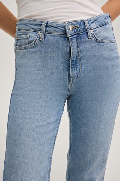 Bootcut-Jeans mit fransigem Saum