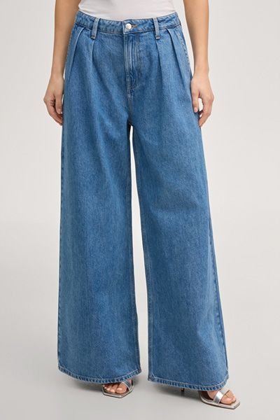 Weite Jeans mit Bundfalten