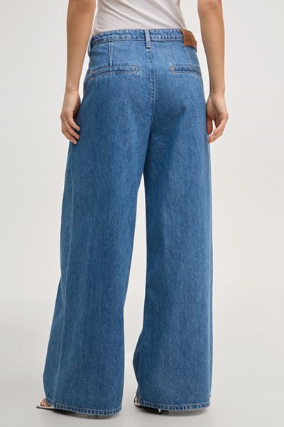 Weite Jeans mit Bundfalten