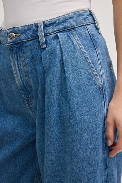 Weite Jeans mit Bundfalten