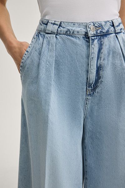 Weite Bundfaltenjeans mit hohem Bund