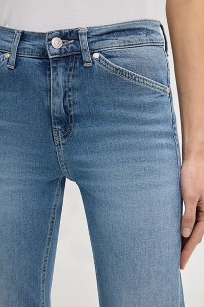 Klassische Bootcut-Jeans mit Hochbund