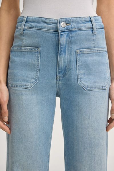 Verkürzte Schlagjeans mit aufgesetzten Taschen
