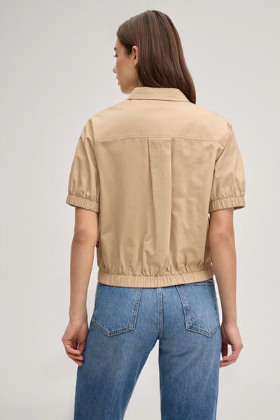 Kurzärmelige Utility-Bluse mit elastischem Saum