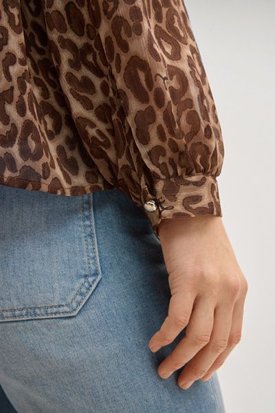 Elegante Schluppenbluse mit Leopardenmuster