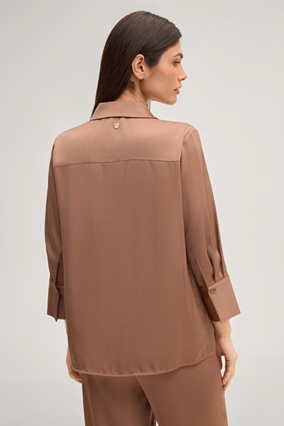Fließende Satinbluse mit verdeckter Knopfleiste