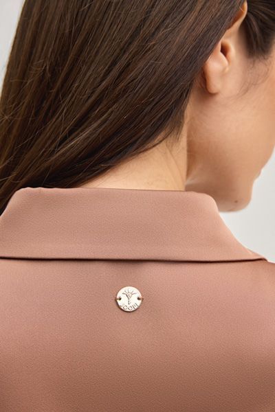 Fließende Satinbluse mit verdeckter Knopfleiste