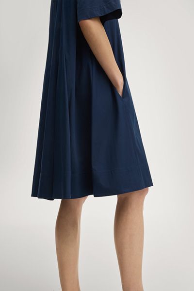 Minimalistisches A-Linien-Kleid mit Falten