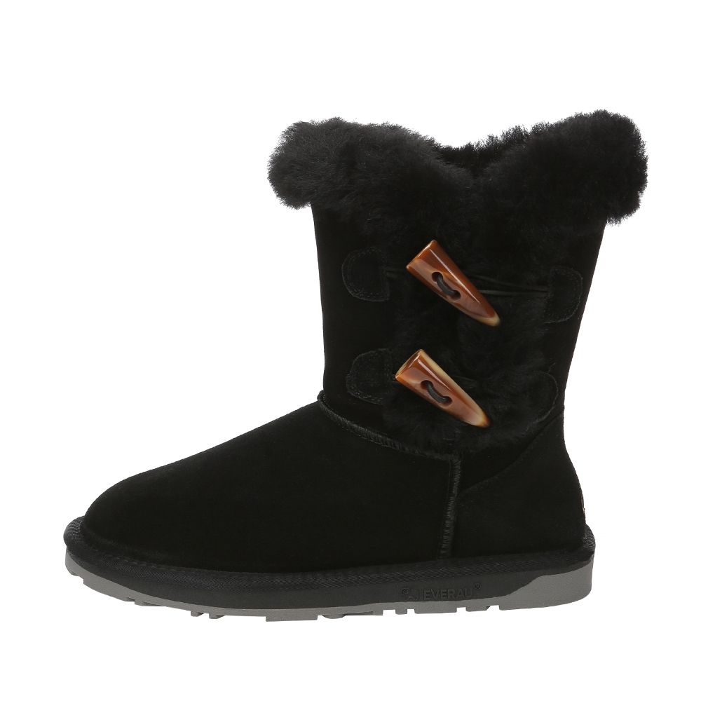 Kurze Schaffellstiefel mit Knebelknöpfen