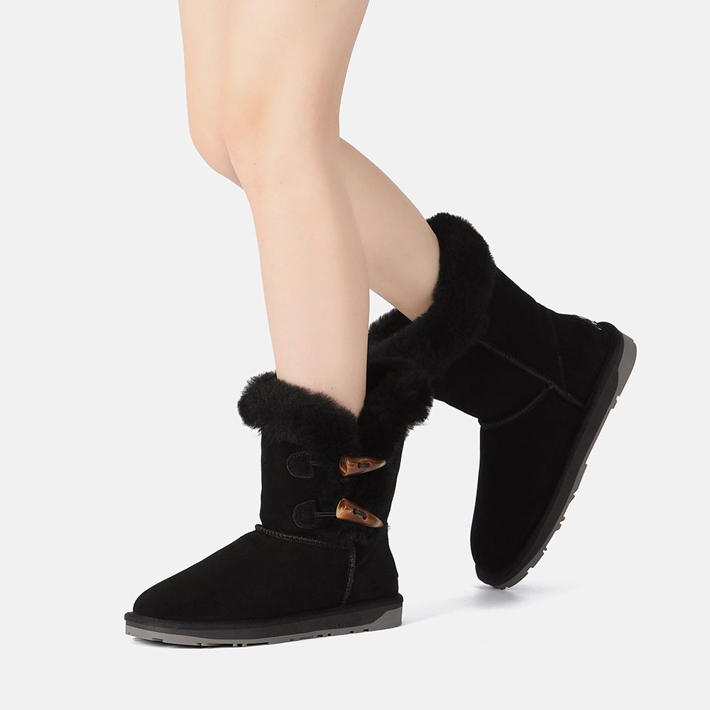 Kurze Schaffellstiefel mit Knebelknöpfen