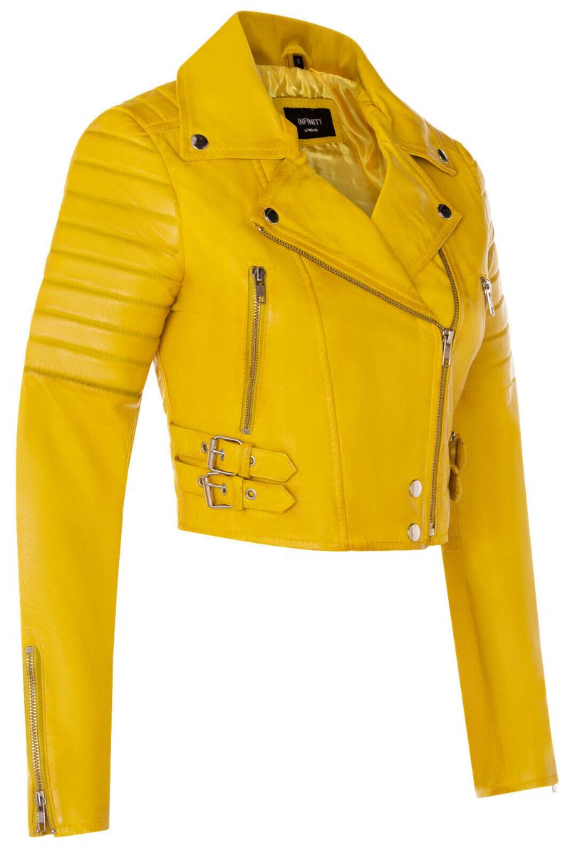 Kurze Lederjacke im Biker-Stil