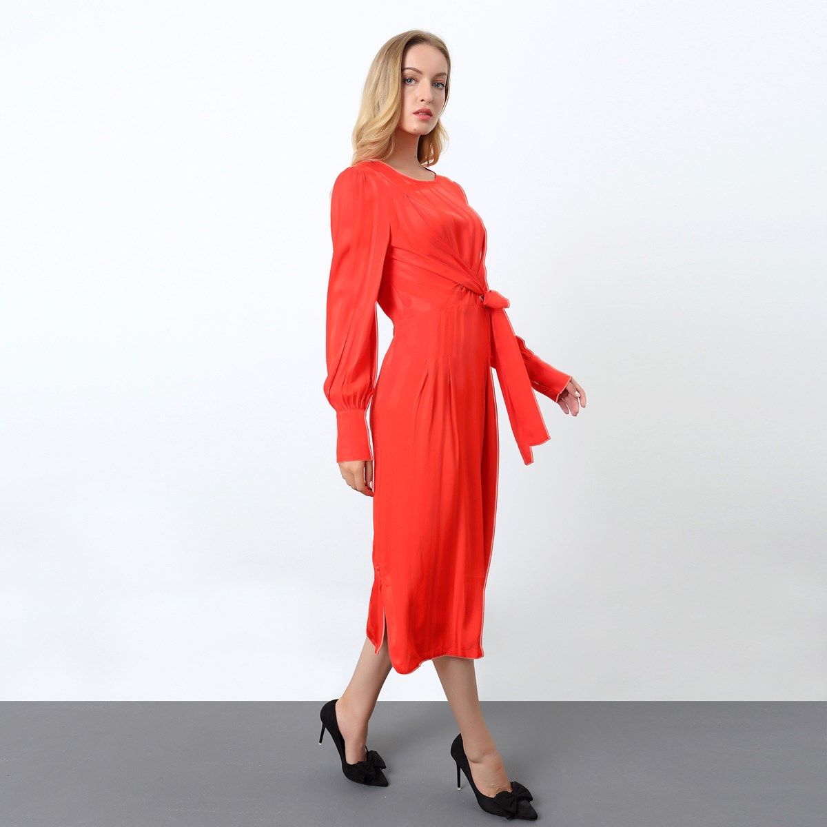 Drapiertes Satin-Midikleid im Vintage-Stil