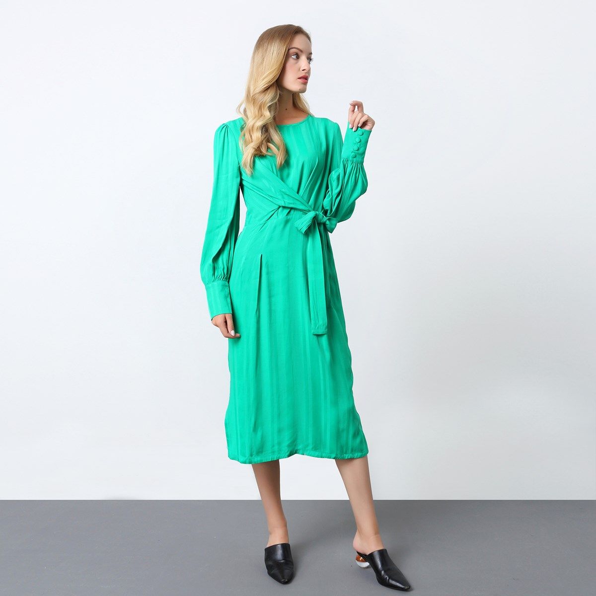 Drapiertes Satin-Midikleid im Vintage-Stil