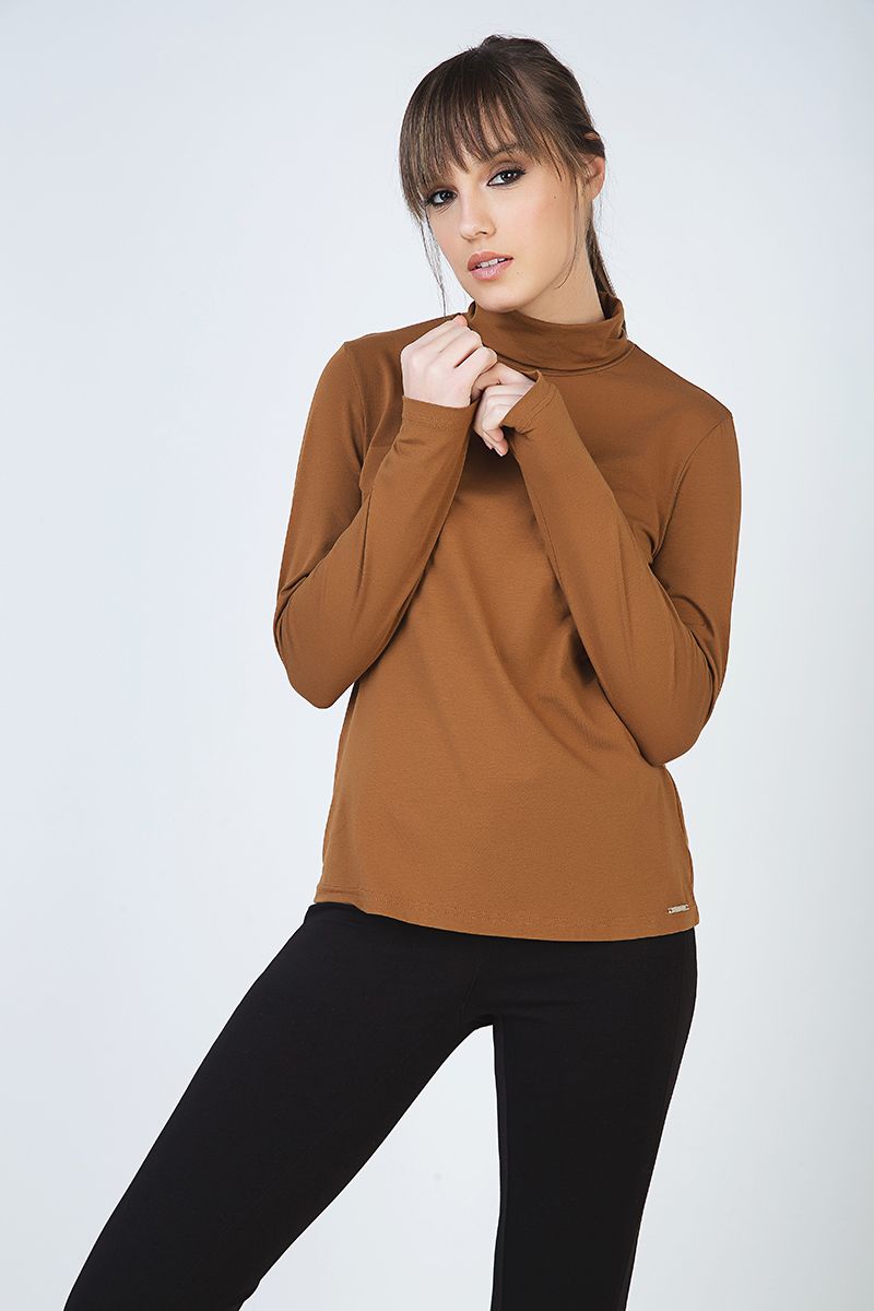 Eng anliegendes Langarm-Rollkragenshirt