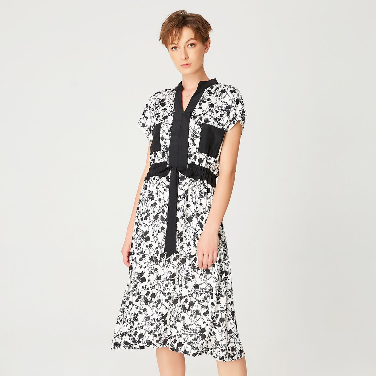 Blumen-Midikleid mit kontrastierenden Details