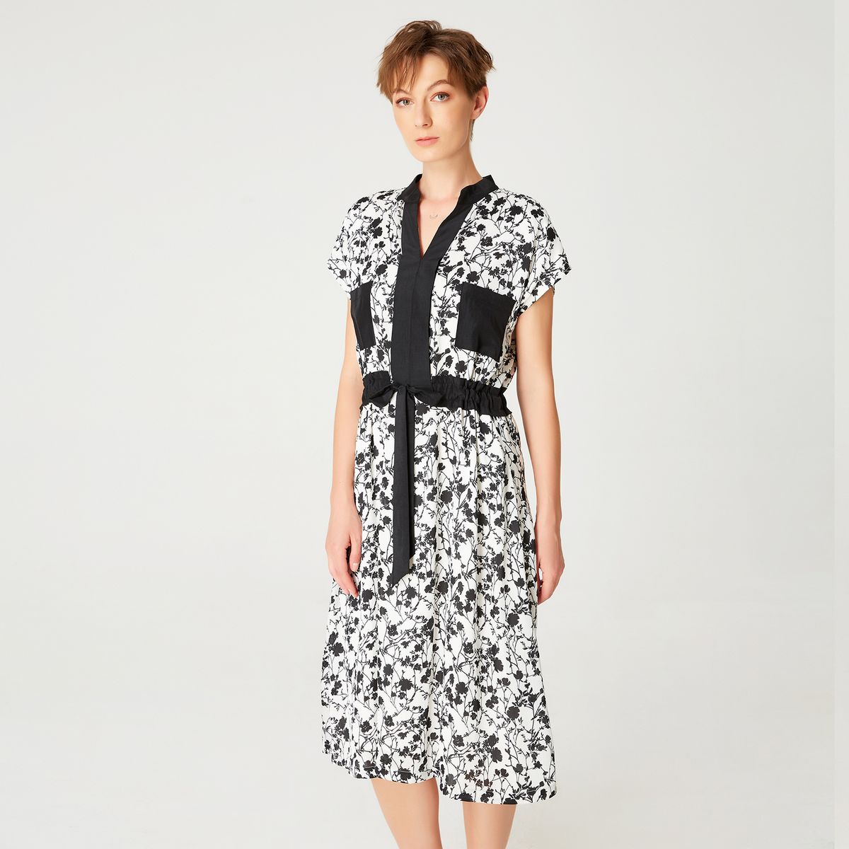 Blumen-Midikleid mit kontrastierenden Details
