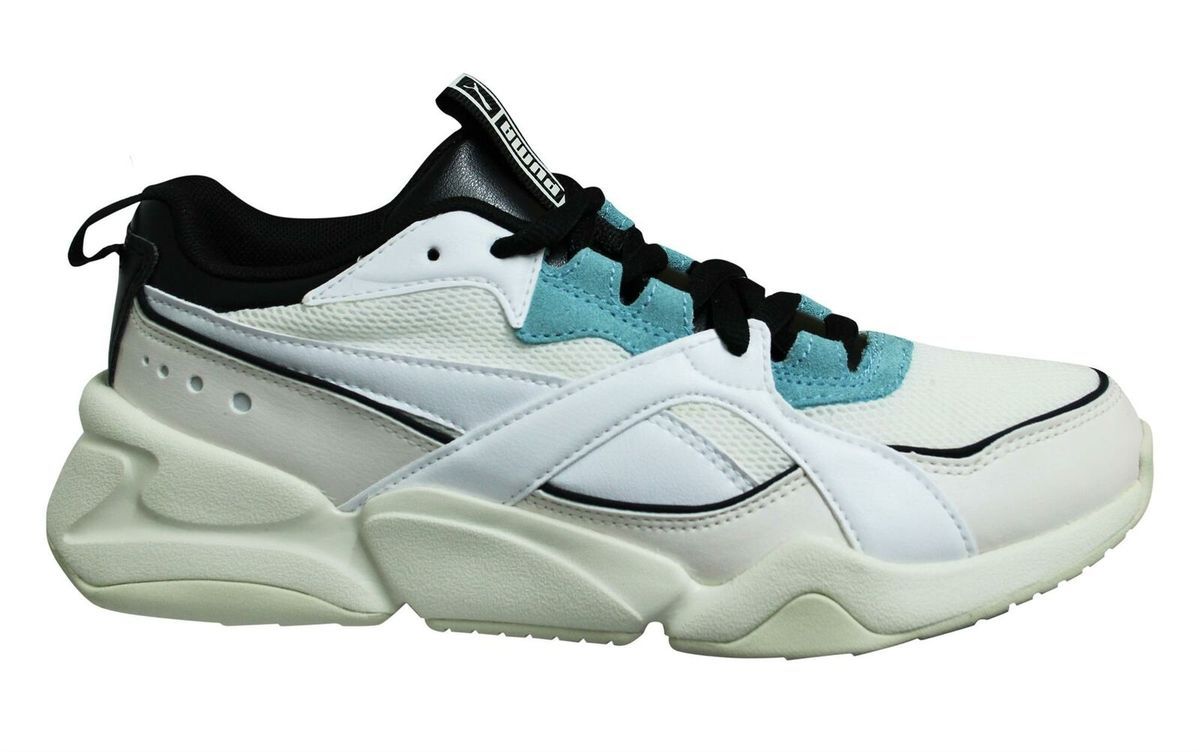 Klobige Sneaker mit Pastell-Einsätzen
