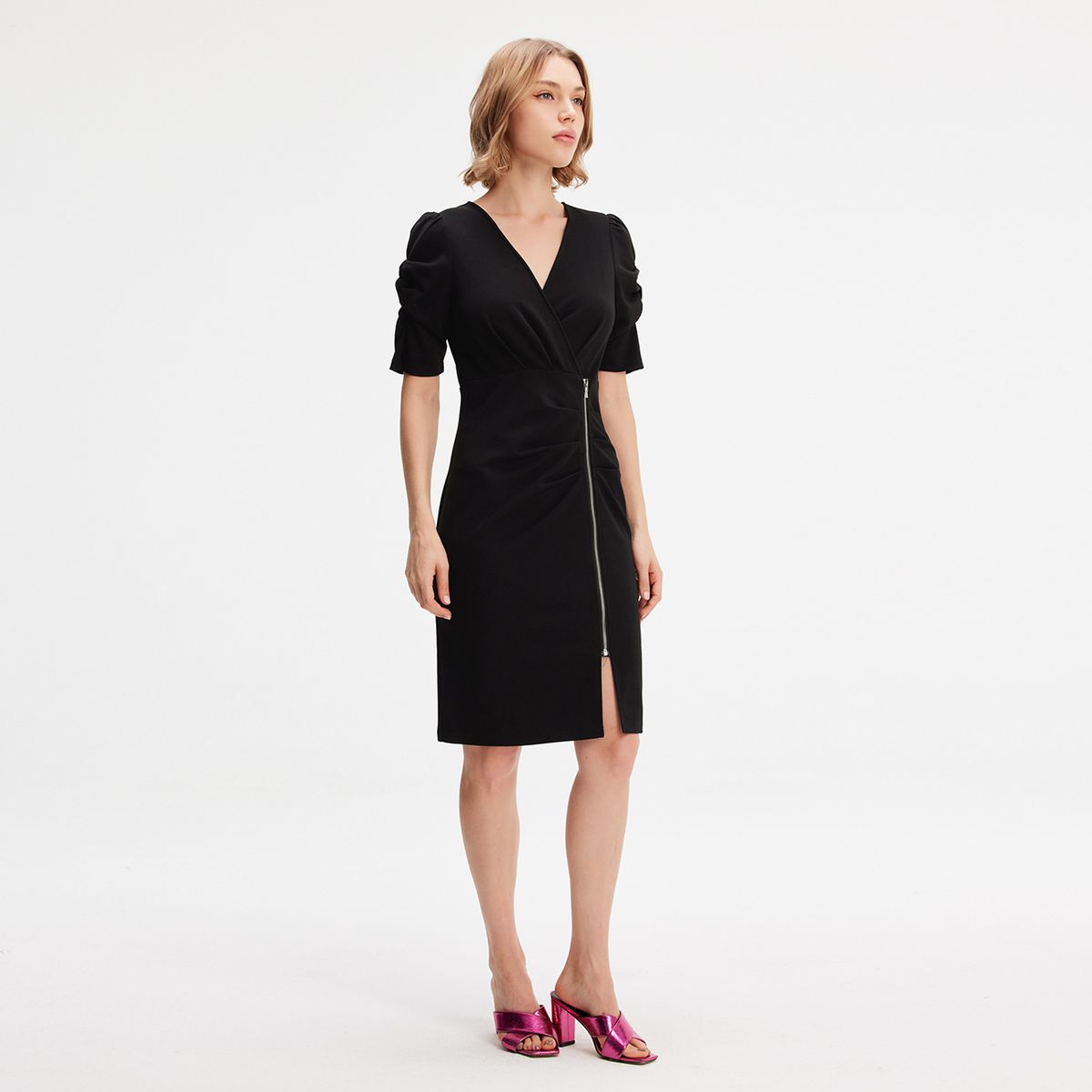 Tailliertes Wickelkleid mit seitlichem Reißverschluss