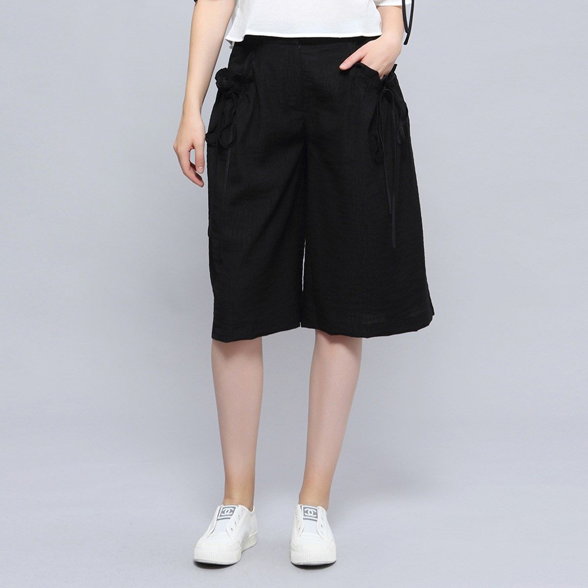 Weite Culotte mit Knotendetails
