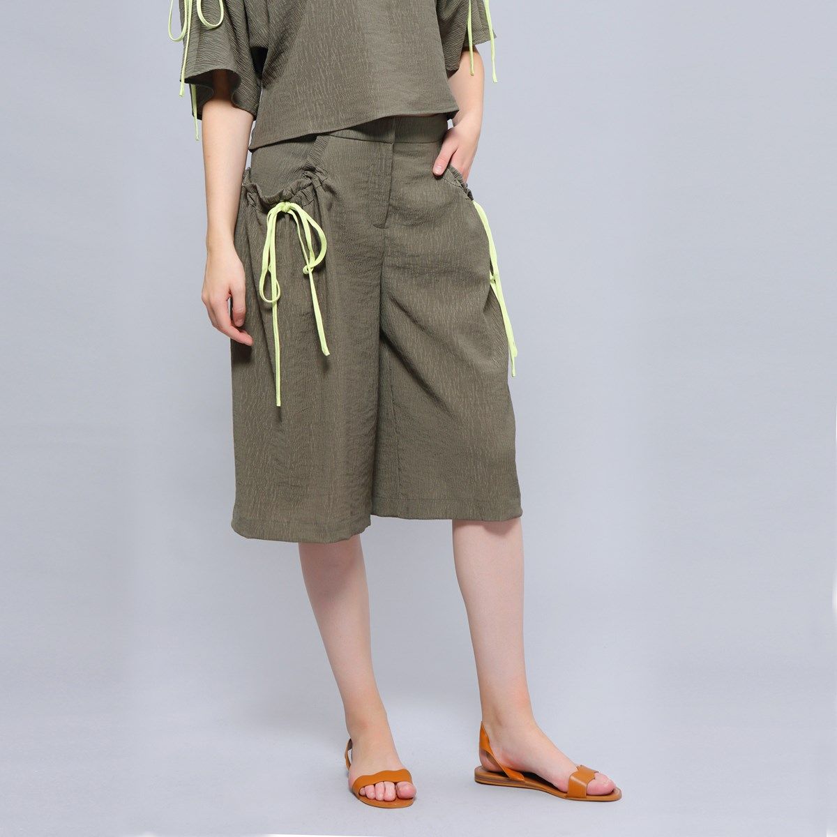 Weite Culotte mit Knotendetails