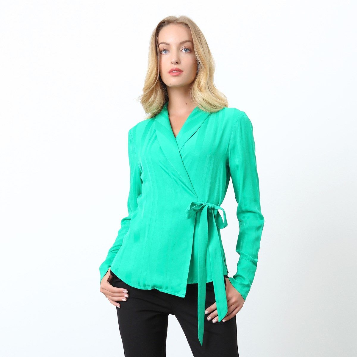 Raffinierte Wickelbluse aus mattem Satin